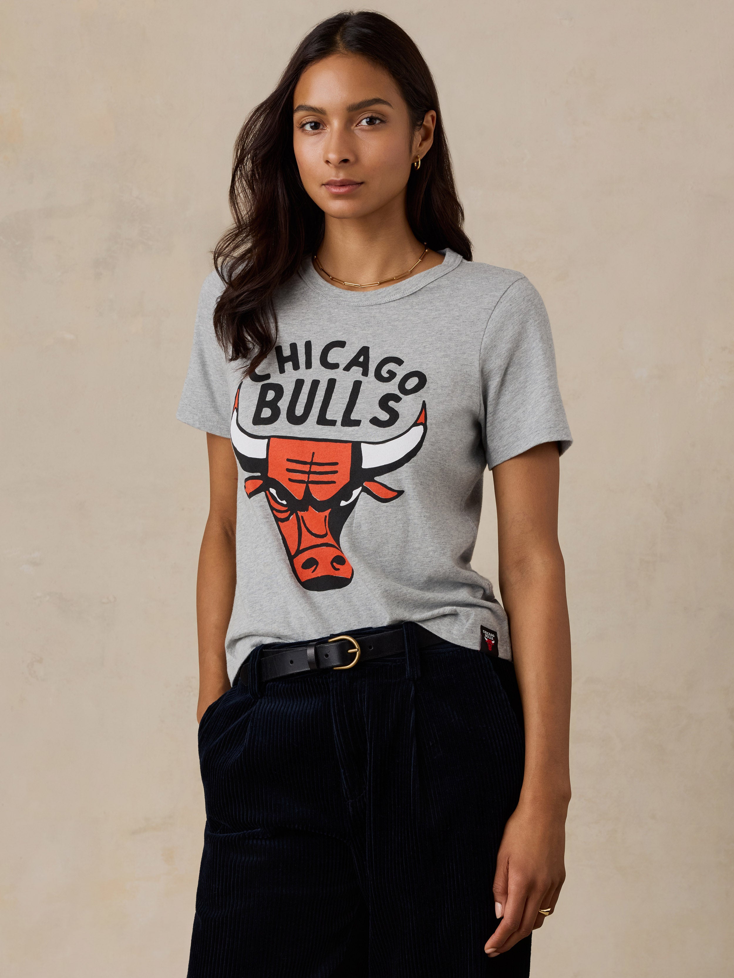A woman wearing a grey Chicago Bulls tee