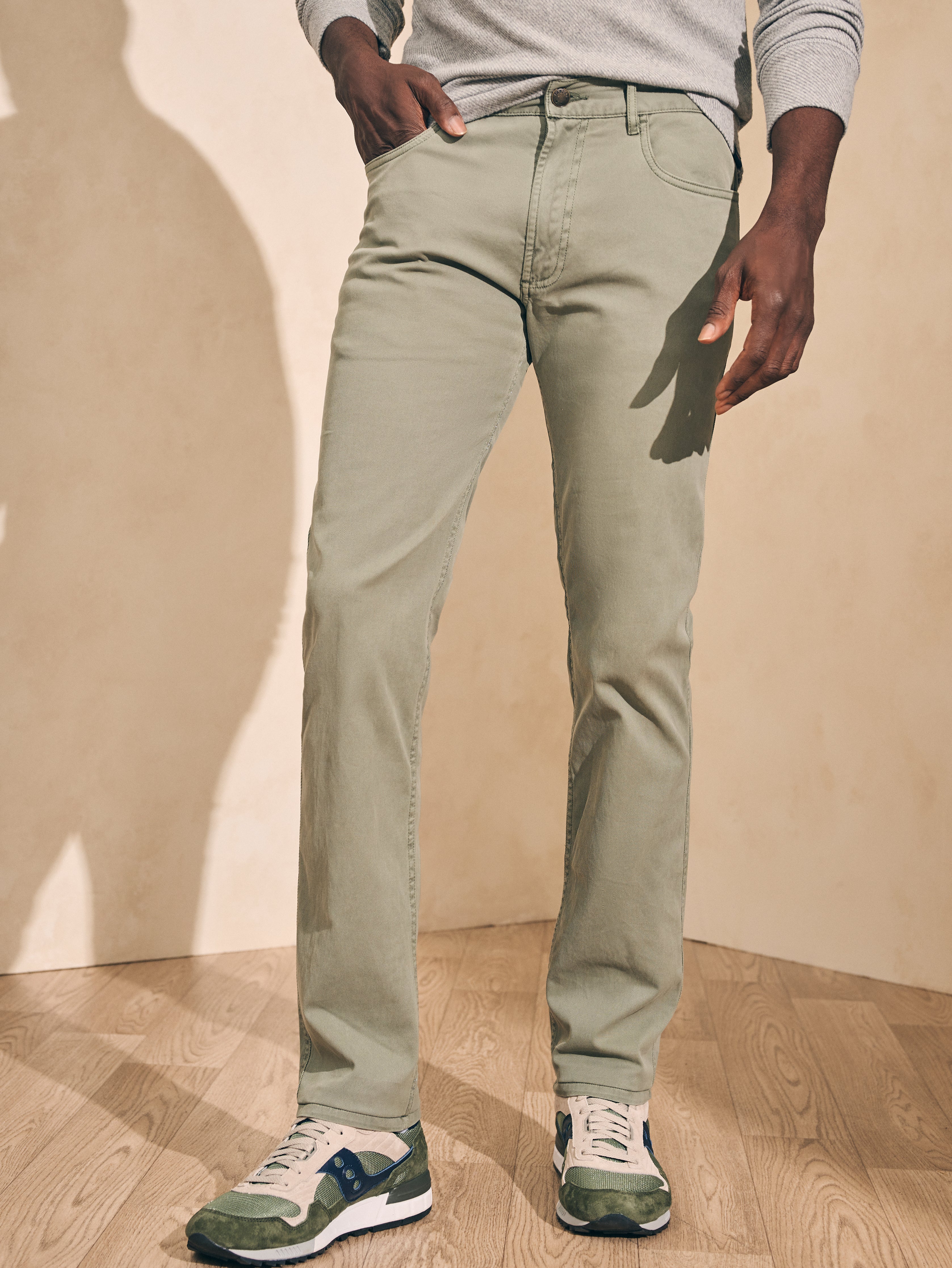 Amazon.com: Amazon Essentials Men's Straight-Fit 5-Pocket Stretch Twill Pant,  Black, 28W x 28L : Clothing, Shoes & Jewelry