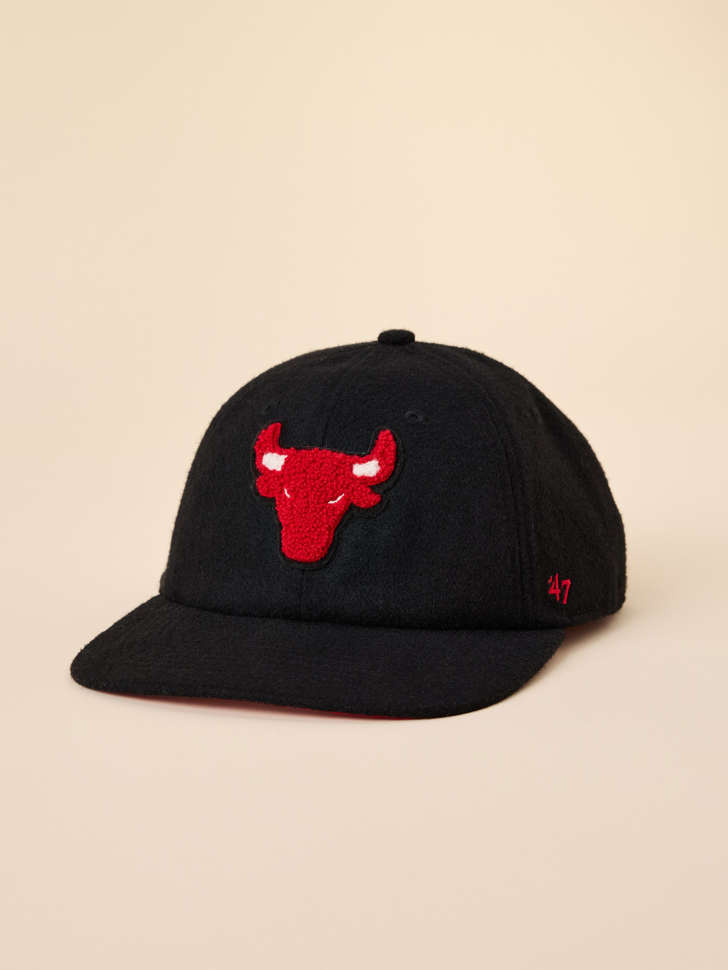 A black Chicago Bulls hat