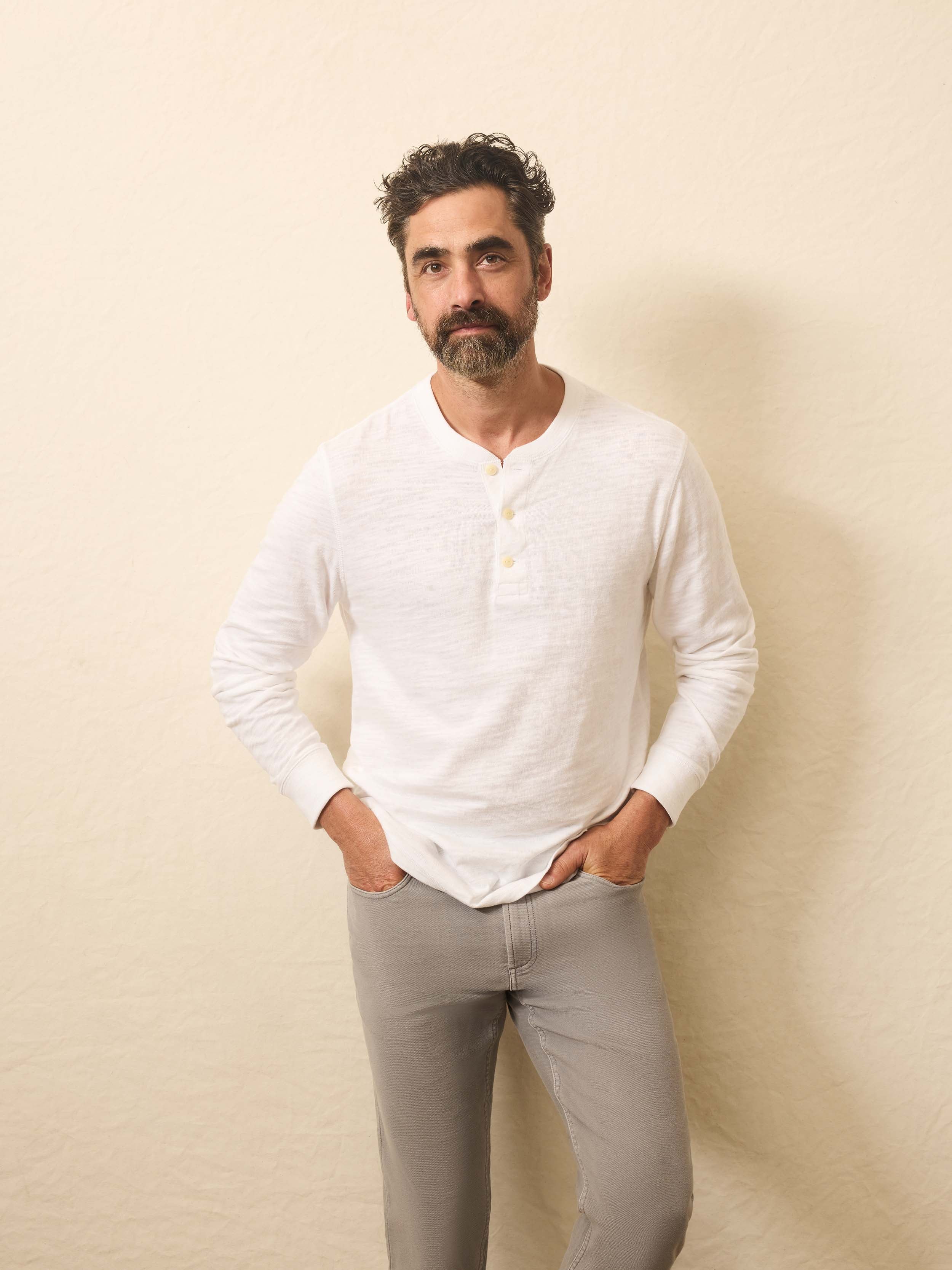 【MODERNIF】Slub Henley Neck Knit Sunwashed Slub Henley - White | Faherty Brand