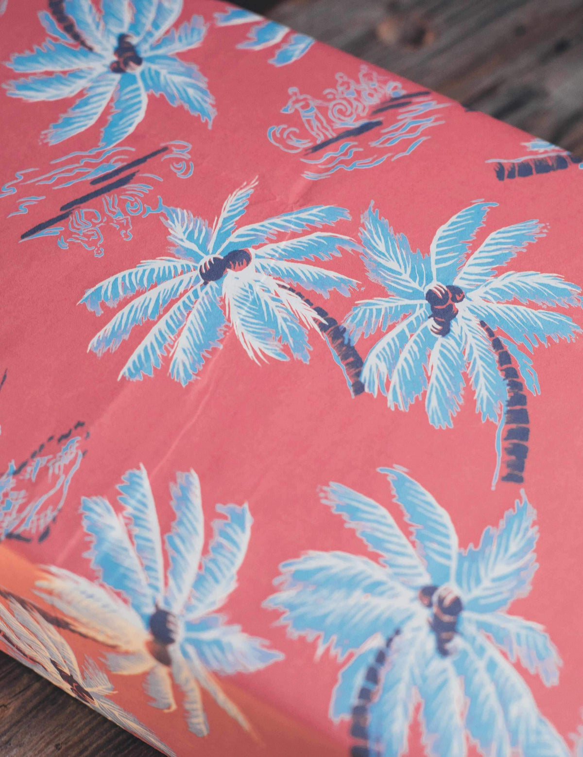Hol18 Gift Wrap - Fishscale / Hawaiian, image 2 of 3